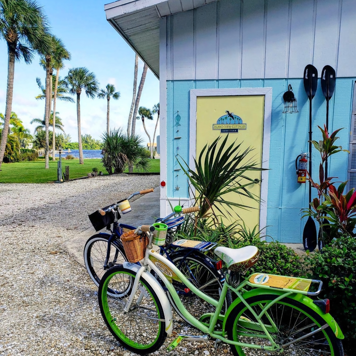 Island View Cottages with complimentary bikes and river view
